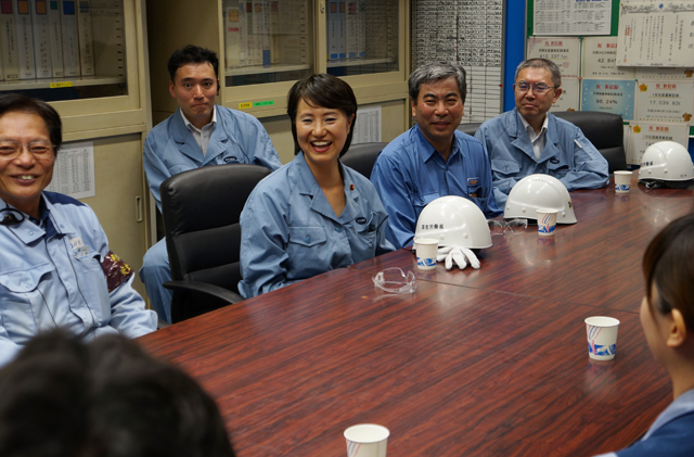 とかしき副大臣が製鉄所を現場視察 厚労省｜安全スタッフ