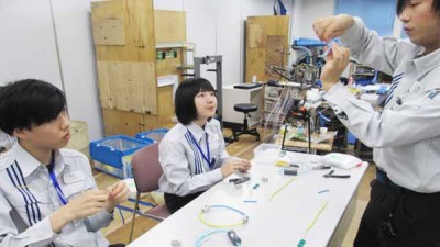 社員の説明を熱心に聞きながら作業に取り組む