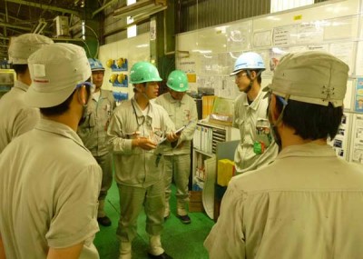 座学のあとは実地でミーティングの指導(写真中央が櫻木主任技士)