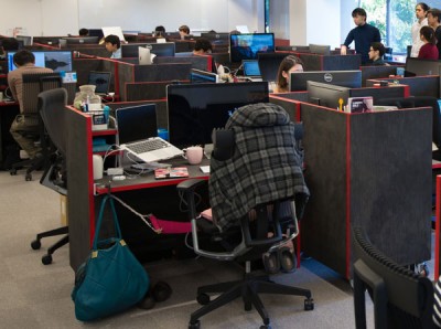 社外で働く社員がおりオフィスには空席も